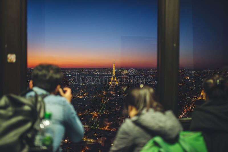 Paris Tour Eiffel à égaliser Lheure Bleue De Coucher Du