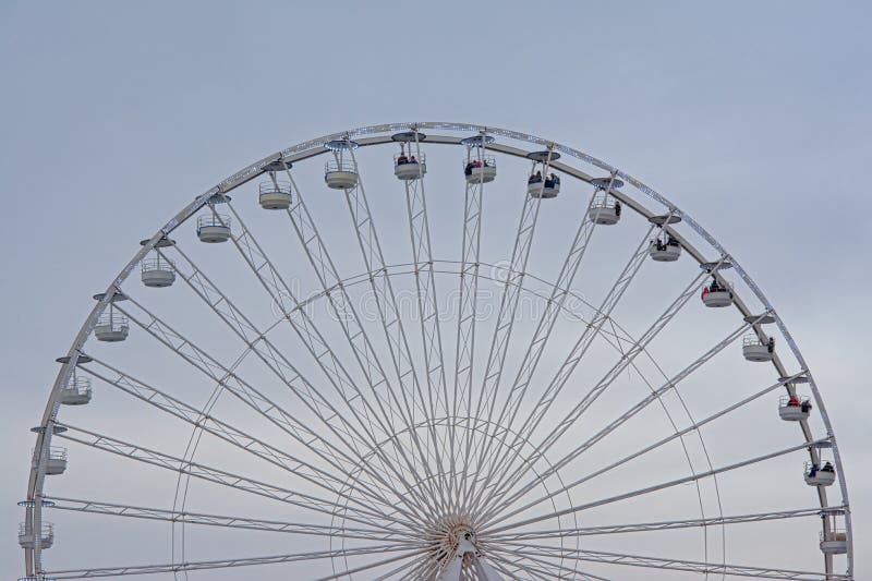 Pariserhjuldetalj på en mjuk blå himmel royaltyfri bild Pariserhjuldetalj på en mjuk blå himmel royaltyfri bild