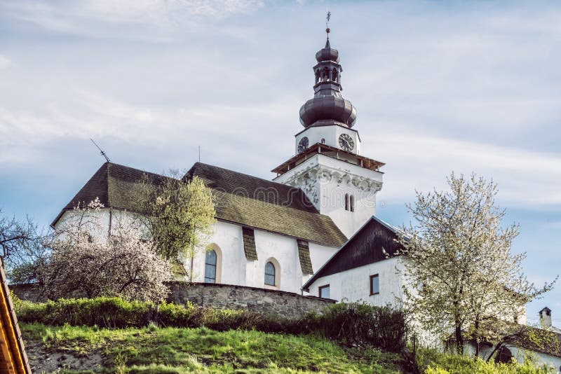 Farský kostol sv. Jána Evanjelistu v Banskej Belej