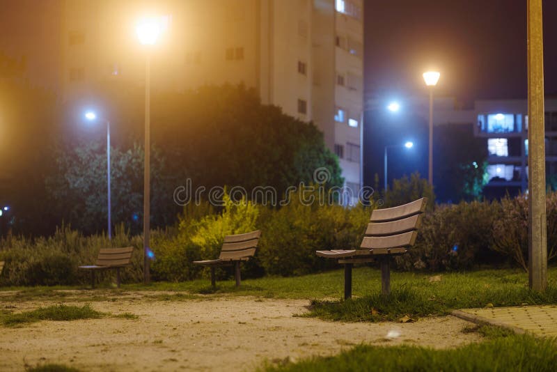 Bancă de parcuri din oraș. evacuare urbană nocturnă serenică. stock photography