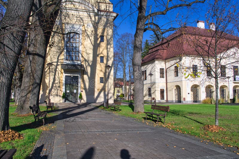 Park pred farským kostolom Nanebovzatia Panny Márie v Brezne