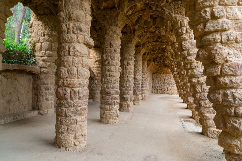 Park Guell in Barcelona, steencolonnade royalty-vrije stock fotografie Park Guell in Barcelona, steencolonnade royalty-vrije stock fotografie