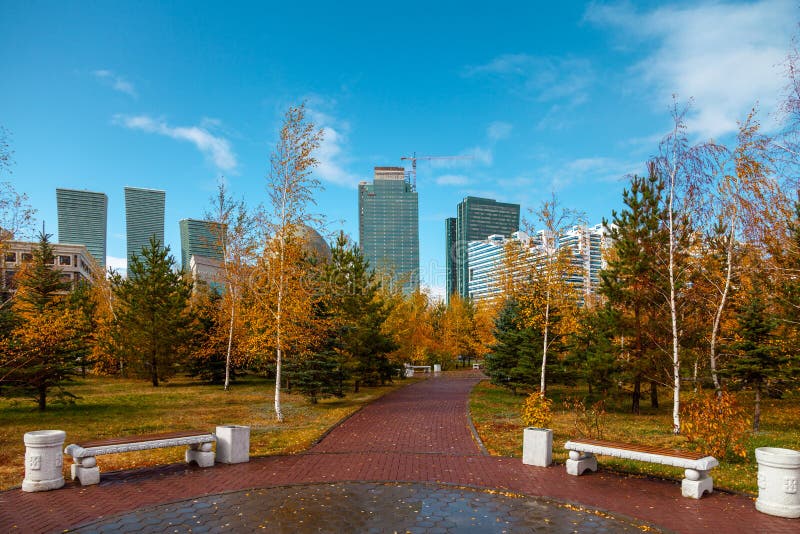 05 10 Park 2011 mit Ansicht zum Stadtzentrum, Nur-Sultan, Astana; Kasachstan stockfotografie 05 10 Park 2011 mit Ansicht zum Stadtzentrum, Nur-Sultan, Astana; Kasachstan stockfotografie