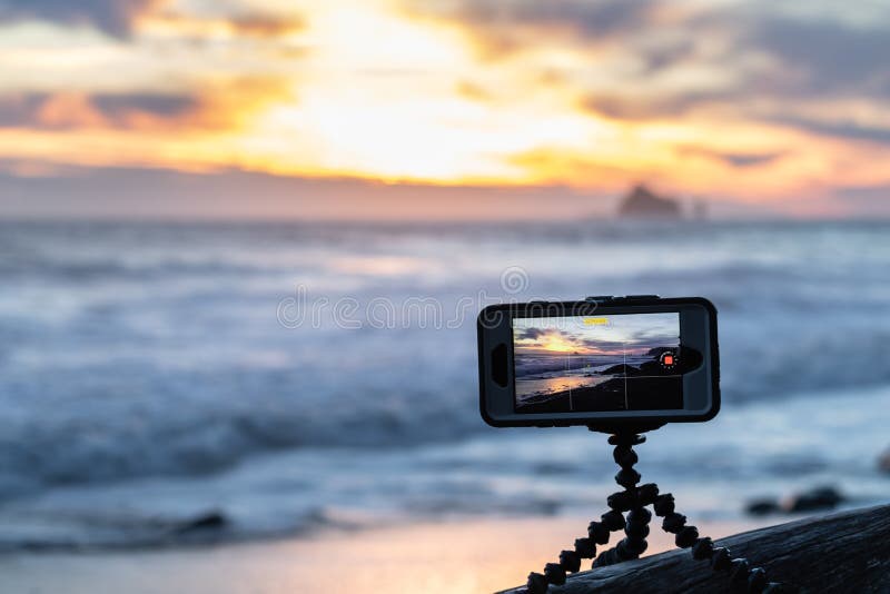 Park narodowy waszyngton 852018 : telefon, który na plaży robi poklatkę pięknego zachodu słońca obrazy stock