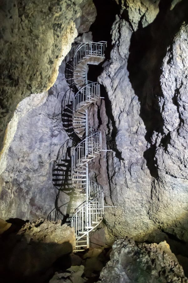 Park narodowy ślimak w jaskini lawowej magma jaskini w środku