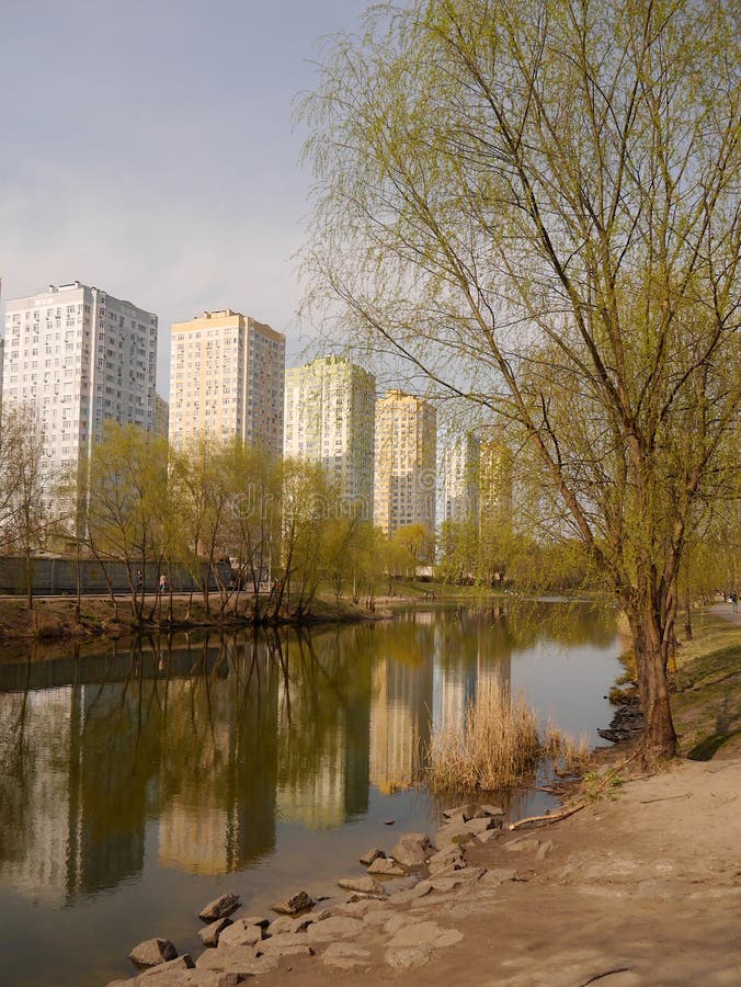 Park `Peremoga` con un lago di primavera Kiev, Ucraina fotografia stock libera da diritti Park `Peremoga` con un lago di primavera Kiev, Ucraina fotografia stock libera da diritti