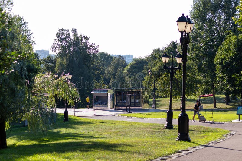 parkera banor Parkera för familjferier Svarta ljus som tänder längs banorna gröna trees arkivbild parkera banor Parkera för familjferier Svarta ljus som tänder längs banorna gröna trees arkivbild