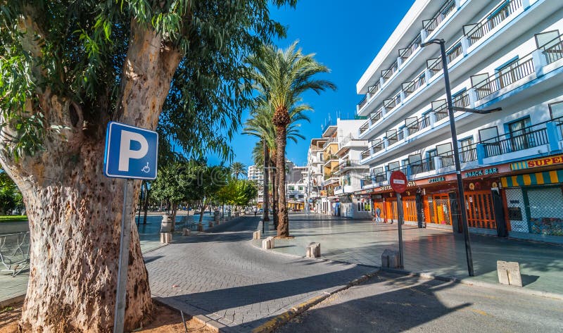 Parkera för rörelsehindrade personer som är tillgängligt på lokala marknader i Ibiza Värme den soliga dagen i St Antoni de Portma fotografering för bildbyråer Parkera för rörelsehindrade personer som är tillgängligt på lokala marknader i Ibiza Värme den soliga dagen i St Antoni de Portma fotografering för bildbyråer