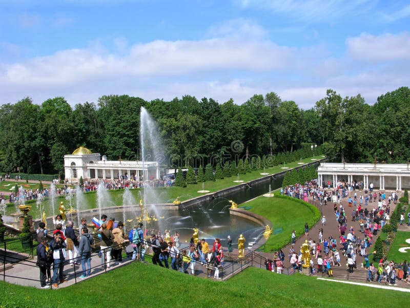 Parkera i Peterhof, den stora kaskaden, folkmassa av folk arkivfoton Parkera i Peterhof, den stora kaskaden, folkmassa av folk arkivfoton