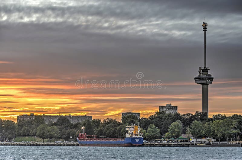 Parkera kajen och Euromast på solnedgången royaltyfri fotografi Parkera kajen och Euromast på solnedgången royaltyfri fotografi