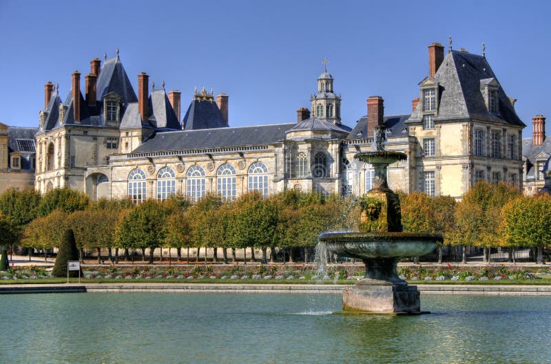 Parkera med dammet av den Fontainebleau slotten i Frankrike arkivfoton Parkera med dammet av den Fontainebleau slotten i Frankrike arkivfoton
