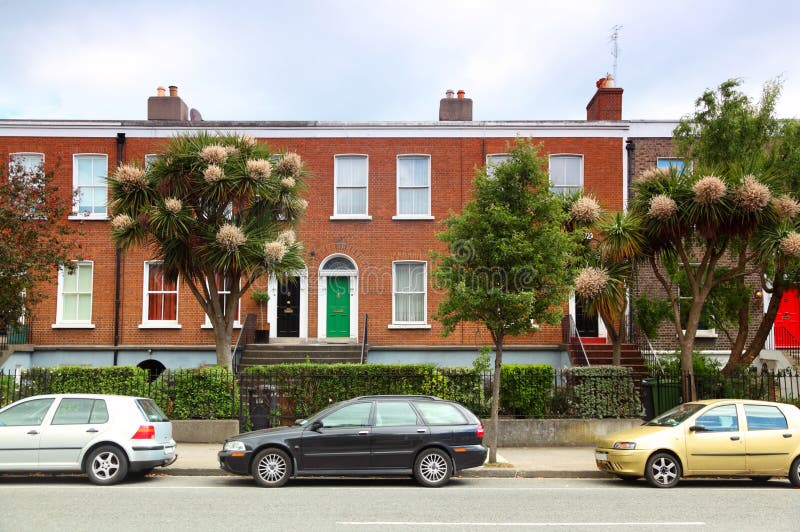 parkerad gata för tegelstenbildublin hus nära royaltyfri fotografi parkerad gata för tegelstenbildublin hus nära royaltyfri fotografi