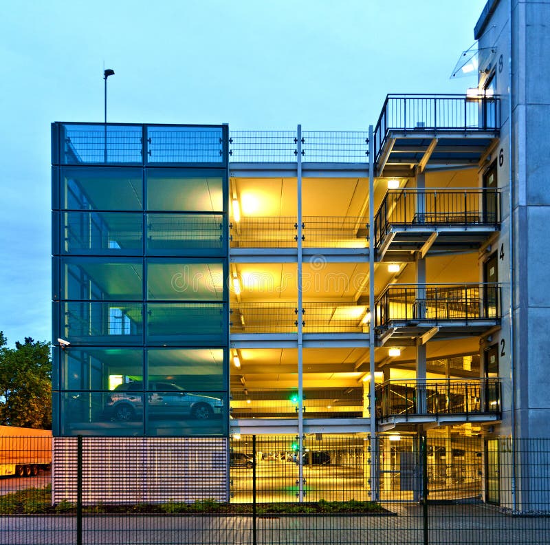 Parkeringsgarage vid natt royaltyfri foto Parkeringsgarage vid natt royaltyfri foto