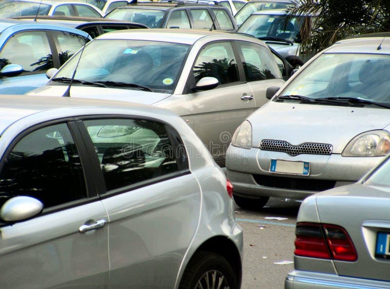 Muchos carros en el gran estacionamiento.