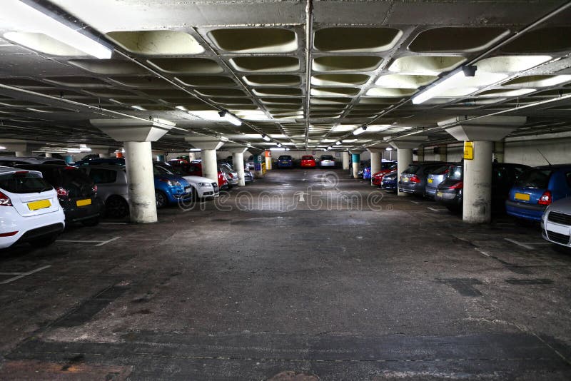 Parking avec des voitures images stock Parking avec des voitures images stock