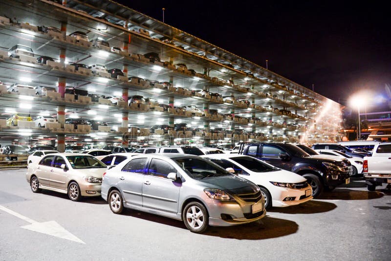 Parking fixé extérieur d'aire de stationnement la nuit Toute la marque déposée a enlevé image stock Parking fixé extérieur d'aire de stationnement la nuit Toute la marque déposée a enlevé image stock