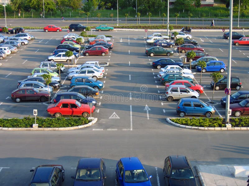 Parcheggio di un centro commerciale al tardo pomeriggio.