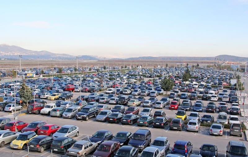 Ein Parkplatz mit einer Menge von geparkten Autos.