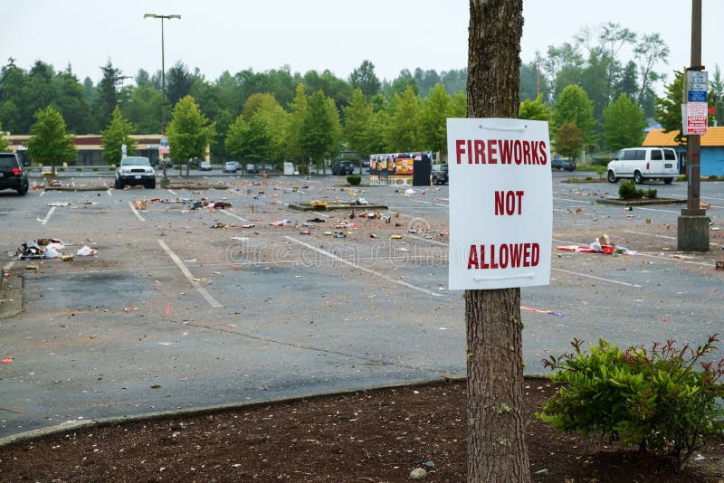 Parking sali avec les feux d'artifice épuisés photographie stock libre de droits Parking sali avec les feux d'artifice épuisés photographie stock libre de droits