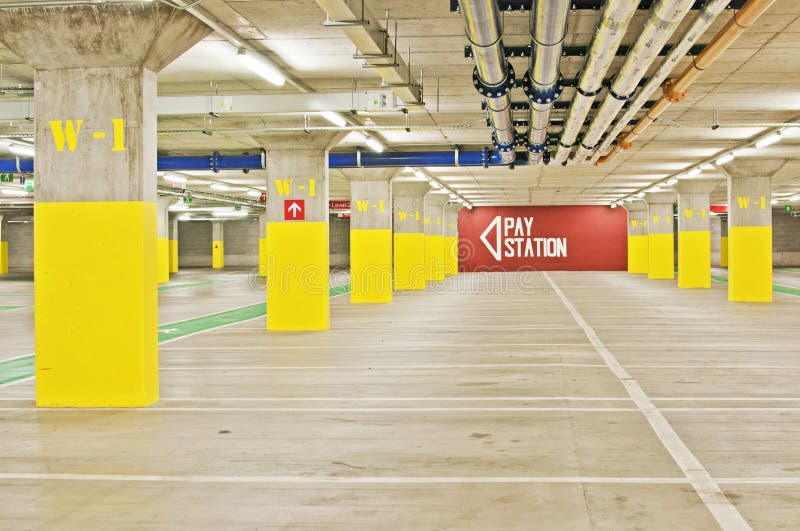  Parking  souterrain  image stock Image du personne 