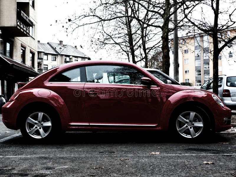 Parking w obszarze zamieszkałym w spadku pod nagimi drzewami zdjęcie stock Parking w obszarze zamieszkałym w spadku pod nagimi drzewami zdjęcie stock