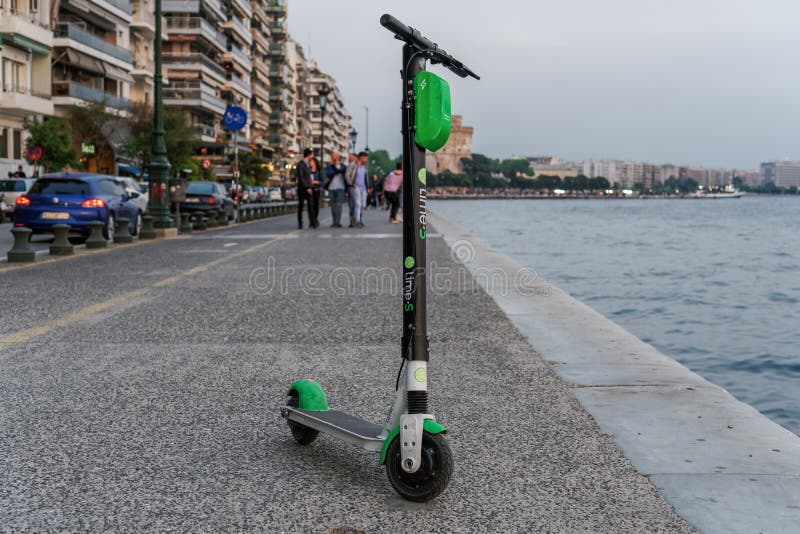 Parkkalk-elektrische Rollermiete ohne Passagier lizenzfreie stockfotografie Parkkalk-elektrische Rollermiete ohne Passagier lizenzfreie stockfotografie