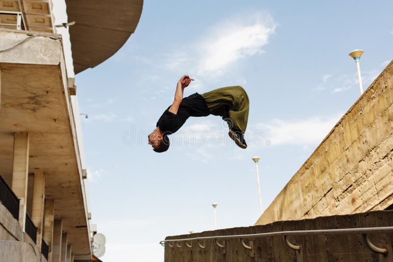 Parkour i staden royaltyfria bilder Parkour i staden royaltyfria bilder