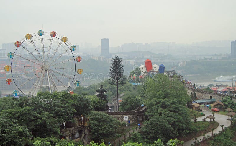 Parkowa rozrywka z dużym toczy wewnątrz Chongqing zdjęcie stock Parkowa rozrywka z dużym toczy wewnątrz Chongqing zdjęcie stock