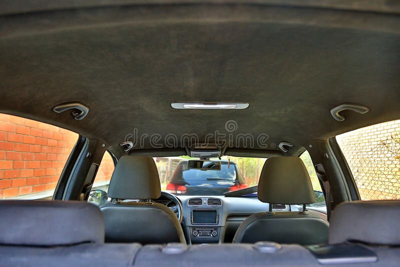 Parkujący samochody w domu samochód wśrodku widok Wnętrze nowożytny samochód z czarnym alcantara sufitem zdjęcia stock Parkujący samochody w domu samochód wśrodku widok Wnętrze nowożytny samochód z czarnym alcantara sufitem zdjęcia stock