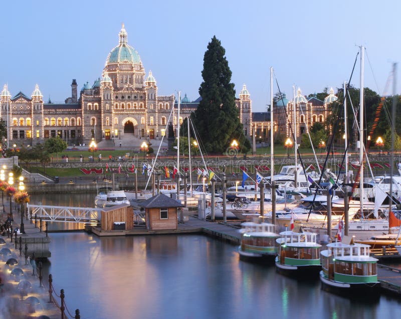 Parlamentbyggande som är upplyst på natten, Victoria, British Columbia royaltyfri fotografi Parlamentbyggande som är upplyst på natten, Victoria, British Columbia royaltyfri fotografi