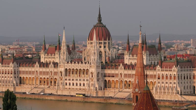 Parlamento de Budapeste em vista de encerramento