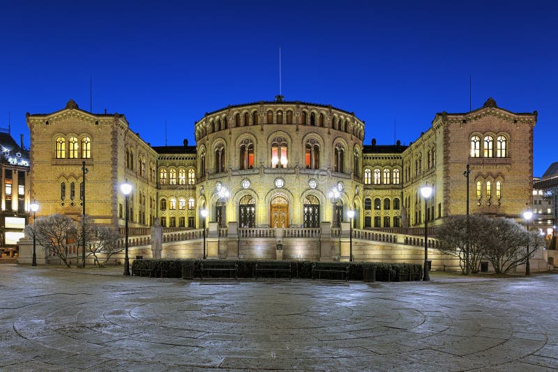 Parlementsgebouw van Noorwegen in Oslo in nacht stock foto Parlementsgebouw van Noorwegen in Oslo in nacht stock foto