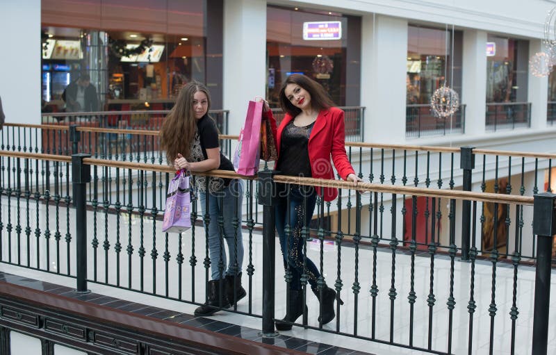 Parler de deux femmes photographie stock libre de droits