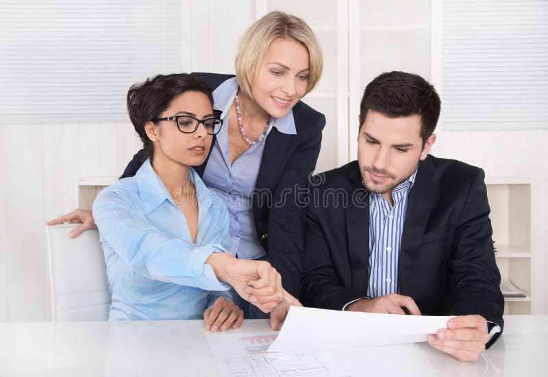 parler de sourire de contact d'ordinateur portatif de bureau de cmputer d'homme d'affaires d'affaires à utiliser la femme Trois p image stock parler de sourire de contact d'ordinateur portatif de bureau de cmputer d'homme d'affaires d'affaires à utiliser la femme Trois p image stock
