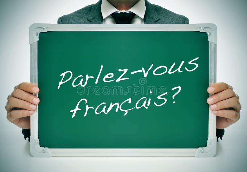 Hombre agotador un traje posesión pregunta? hacer tú hablar francés? escrito en eso.