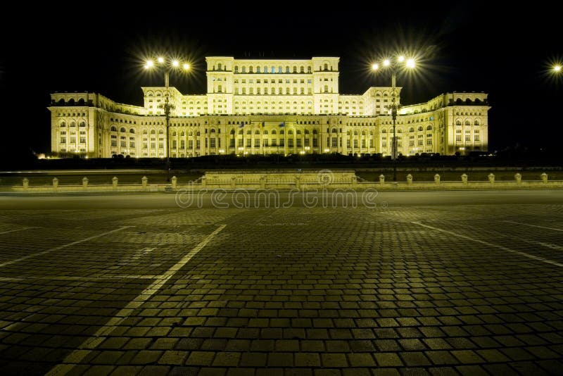 Night shot del famigerato Palazzo del popolo di Bucarest Romania, la seconda più grande palazzo del governo in tutto il mondo.