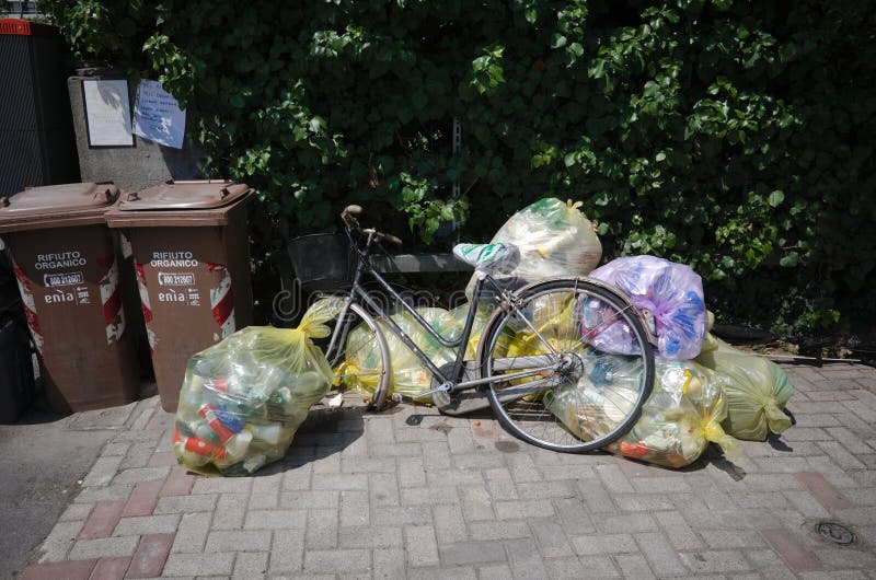 https://thumbs.dreamstime.com/b/parma-italy-july-old-bicycle-basket-handlebar-broken-wheel-garbage-bags-plastic-near-brown-trash-cans-discarded-252319863.jpg