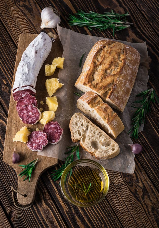 Parmesan för italienskt bröd Ciabatta, salami- och ost royaltyfria bilder Parmesan för italienskt bröd Ciabatta, salami- och ost royaltyfria bilder