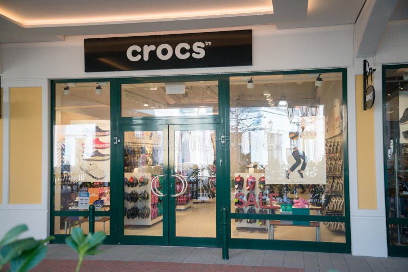 croc store broadway at the beach