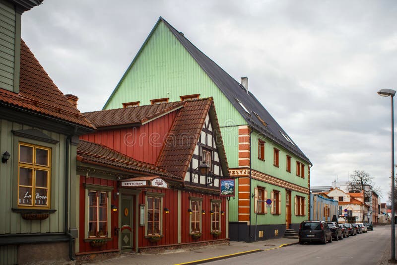 PARNU, ESTLAND - 02. MAI 2015: Alte Holzgebäude mit halbholzgezimmerten Elementen im historischen Zentrum von Parnu an der Kuning stockfotos PARNU, ESTLAND - 02. MAI 2015: Alte Holzgebäude mit halbholzgezimmerten Elementen im historischen Zentrum von Parnu an der Kuning stockfotos