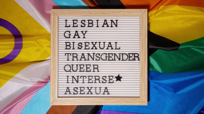 Paro movimiento lgbtqia descripción marco sobre la bandera lgbtqia arcoiris hecha de material seda. bisexual gay lesbiana
