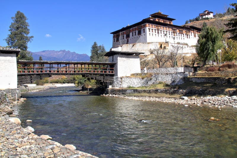 Paro Rinpung Dzong, het traditionele Bhutan paleis met houten br