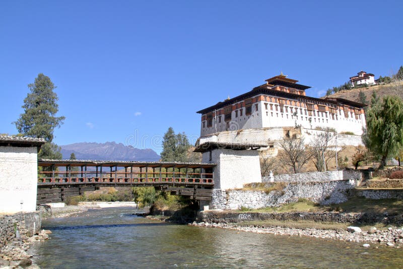 Paro Rinpung Dzong, традиционный дворец Бутана с деревянным br стоковое фото rf Paro Rinpung Dzong, традиционный дворец Бутана с деревянным br стоковое фото rf