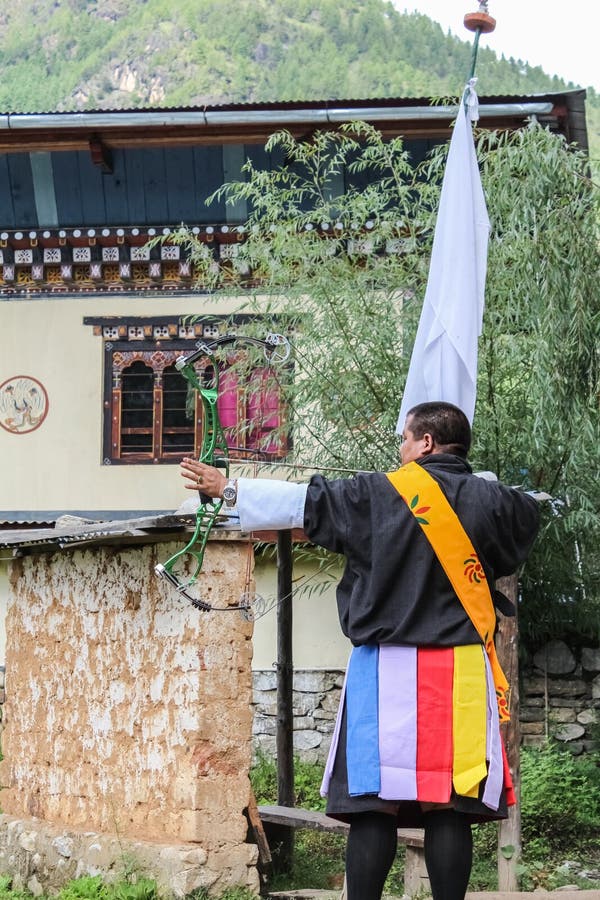 Paro, Μπουτάν - 18 Σεπτεμβρίου 2016: Bhutanese τοξότης σε έναν ανταγωνισμό τοξοβολίας, ο εθνικός αθλητισμός του Μπουτάν στοκ φωτογραφίες με δικαίωμα ελεύθερης χρήσης Paro, Μπουτάν - 18 Σεπτεμβρίου 2016: Bhutanese τοξότης σε έναν ανταγωνισμό τοξοβολίας, ο εθνικός αθλητισμός του Μπουτάν στοκ φωτογραφίες με δικαίωμα ελεύθερης χρήσης