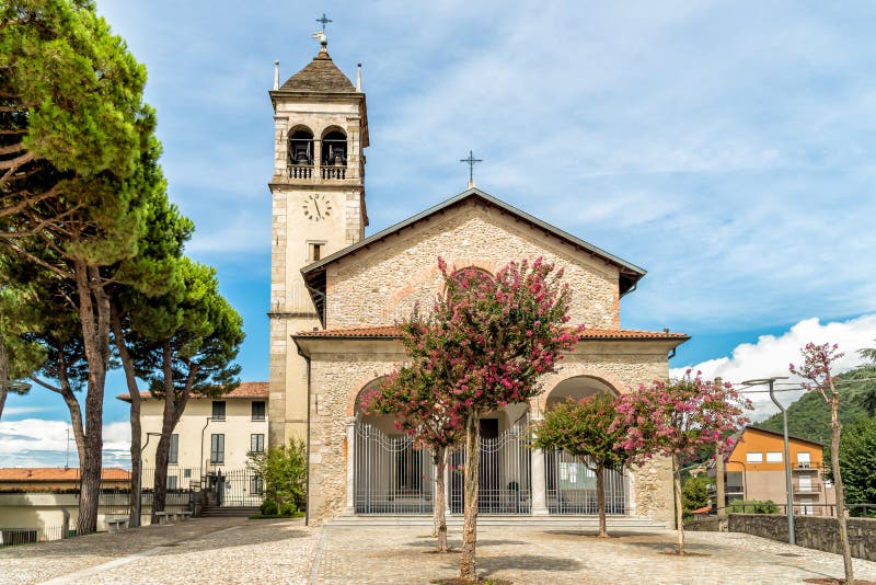 Parochiekerk van Gervasio en Protasio in de Stad van della Battaglia, Como, Ital van San Fermo royalty-vrije stock fotografie Parochiekerk van Gervasio en Protasio in de Stad van della Battaglia, Como, Ital van San Fermo royalty-vrije stock fotografie