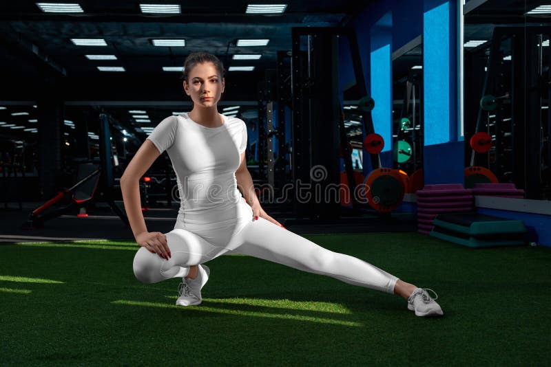Polainas de camiseta de ropa deportiva blanca para mujer en chica haciendo  ejercicio en el gimnasio