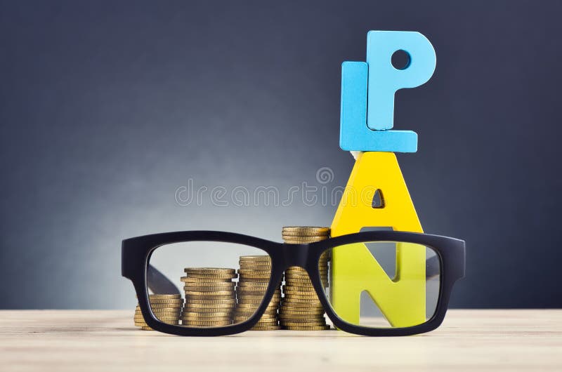 parola PIANO e monete di impilamento sullo scrittorio di legno sopra il bello fondo di pendenza di riverbero immagine stock libera da diritti parola PIANO e monete di impilamento sullo scrittorio di legno sopra il bello fondo di pendenza di riverbero immagine stock libera da diritti
