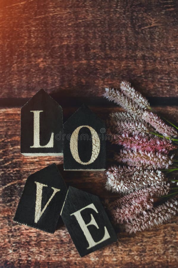 Parole di amore dai cubi con i fiori di estate, tonificate fotografia stock Parole di amore dai cubi con i fiori di estate, tonificate fotografia stock
