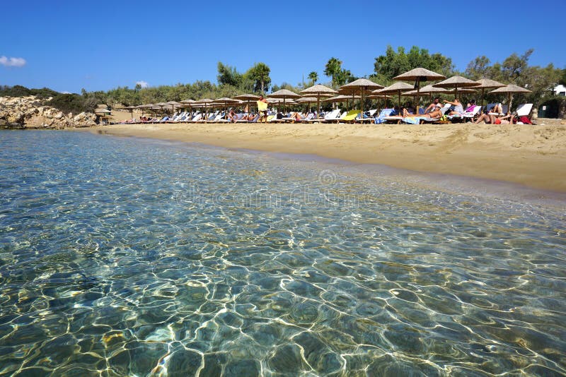 Paros, Grecia, il 15 settembre 2018, una spiaggia di Faragas delle folle di turismo dell'elite dovuto un'acqua cristallina incred