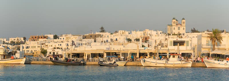 Paros, Grecja 5 2016 Sierpień Panorama sławna turystyczna miejsca przeznaczenia Naoussa wioska przy Paros wyspą w Grecja obrazy royalty free Paros, Grecja 5 2016 Sierpień Panorama sławna turystyczna miejsca przeznaczenia Naoussa wioska przy Paros wyspą w Grecja obrazy royalty free